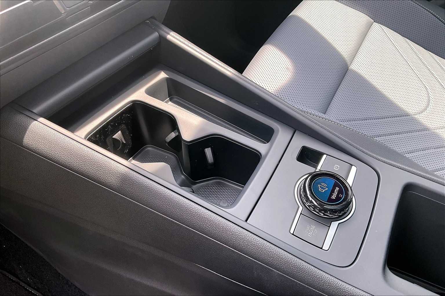 2025 Volkswagen Tiguan SE - Photo 14