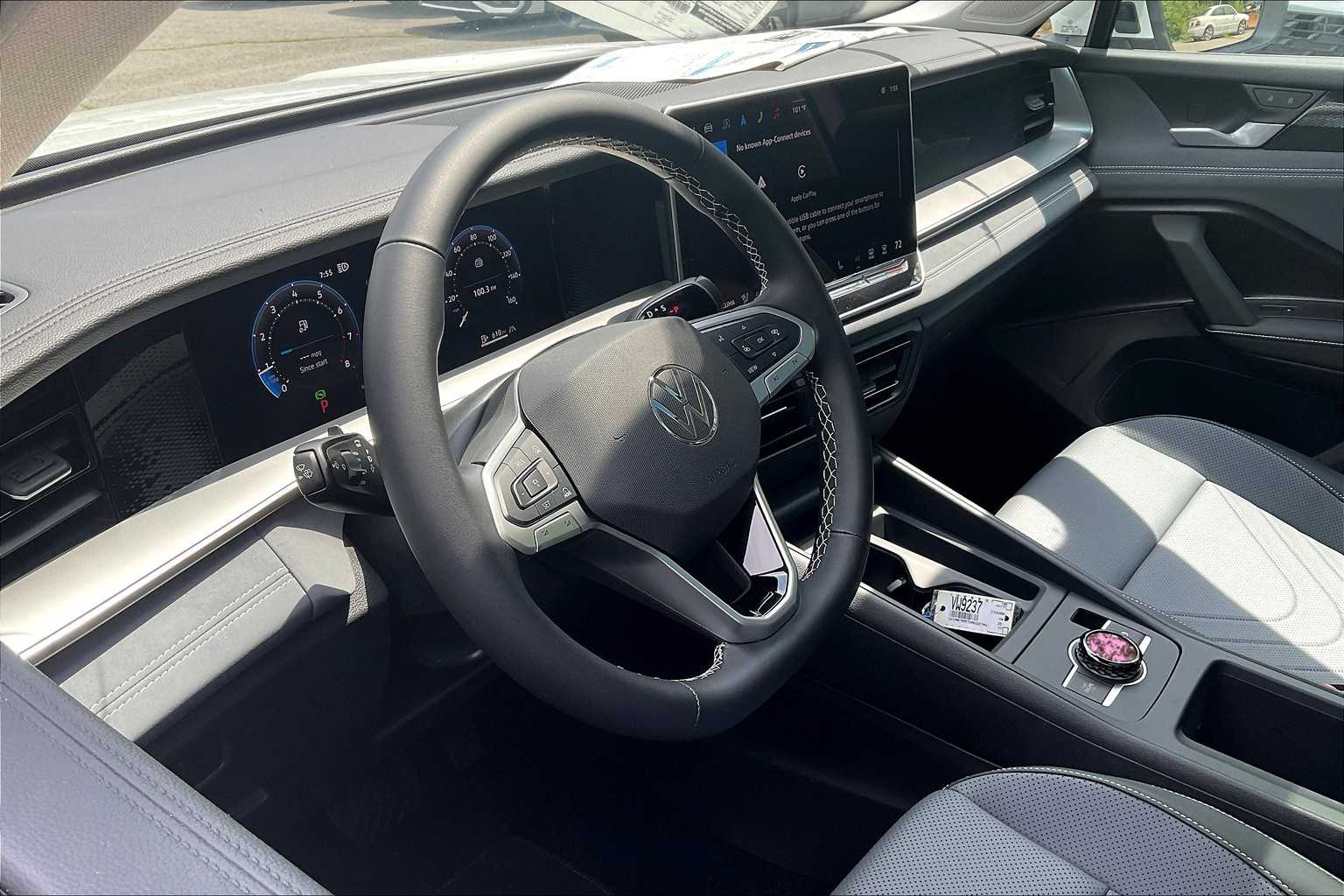 2025 Volkswagen Tiguan SE - Photo 9
