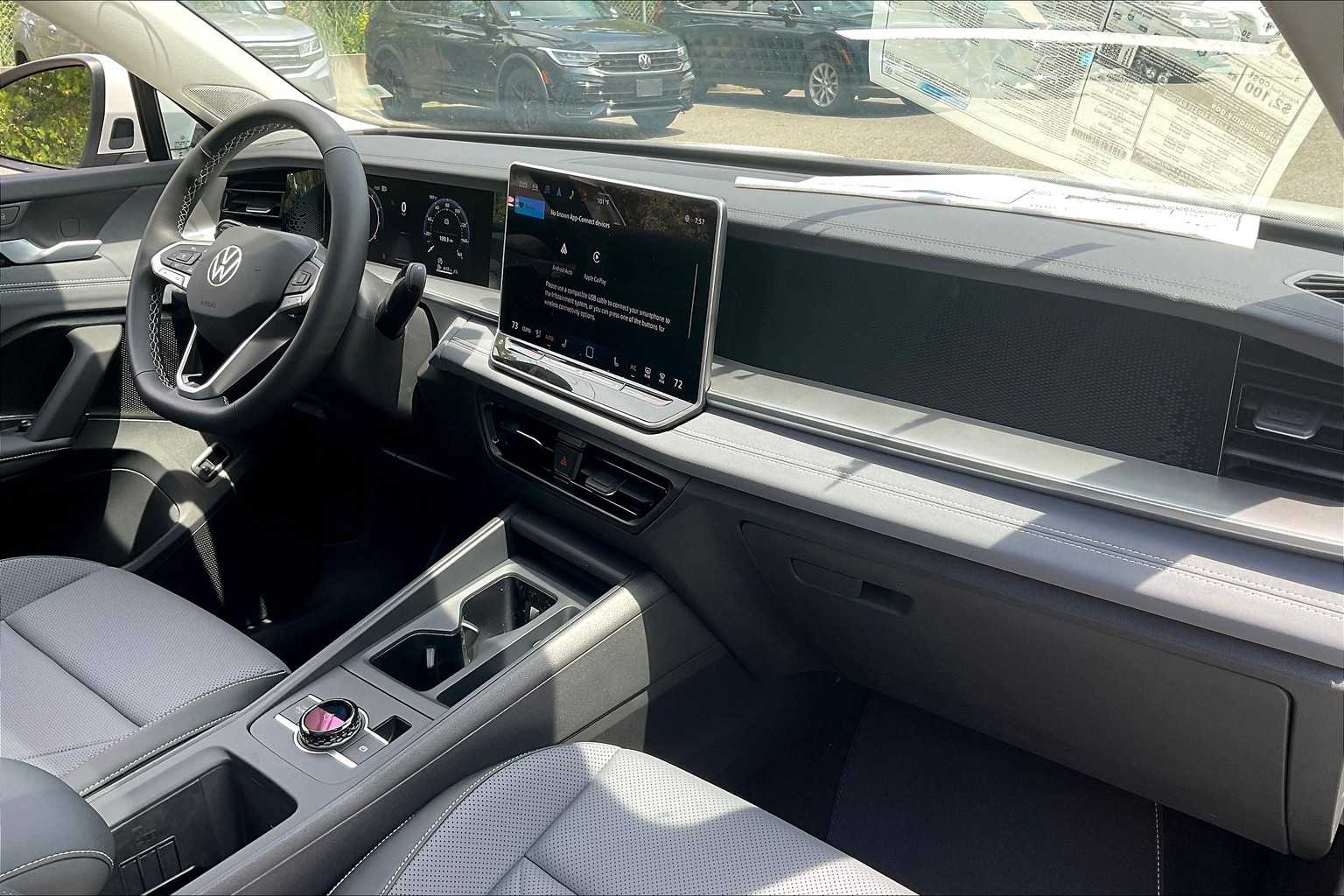 2025 Volkswagen Tiguan SE - Photo 10