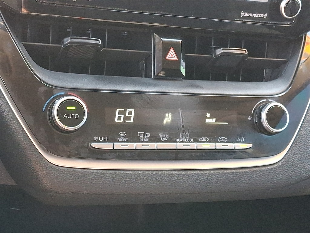 2021 Toyota Corolla LE - Photo 16