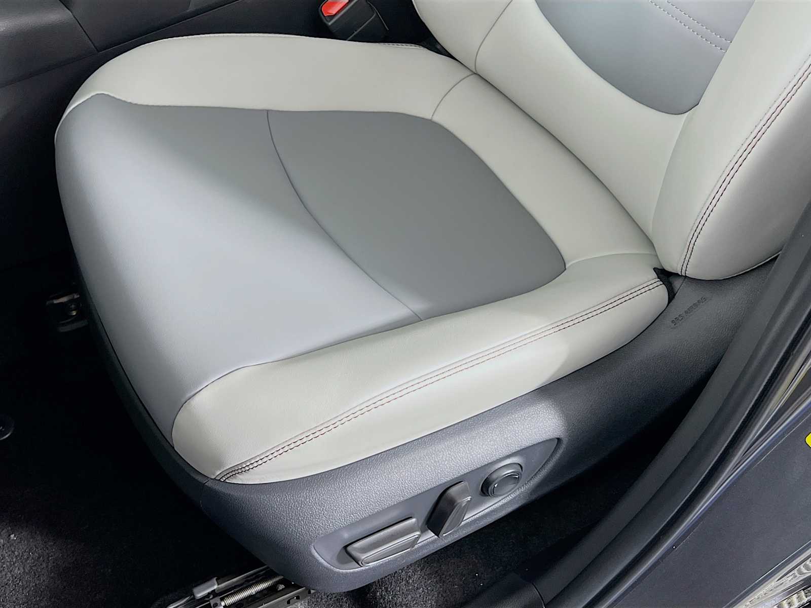 2025 Toyota RAV4 XLE Premium - Photo 17