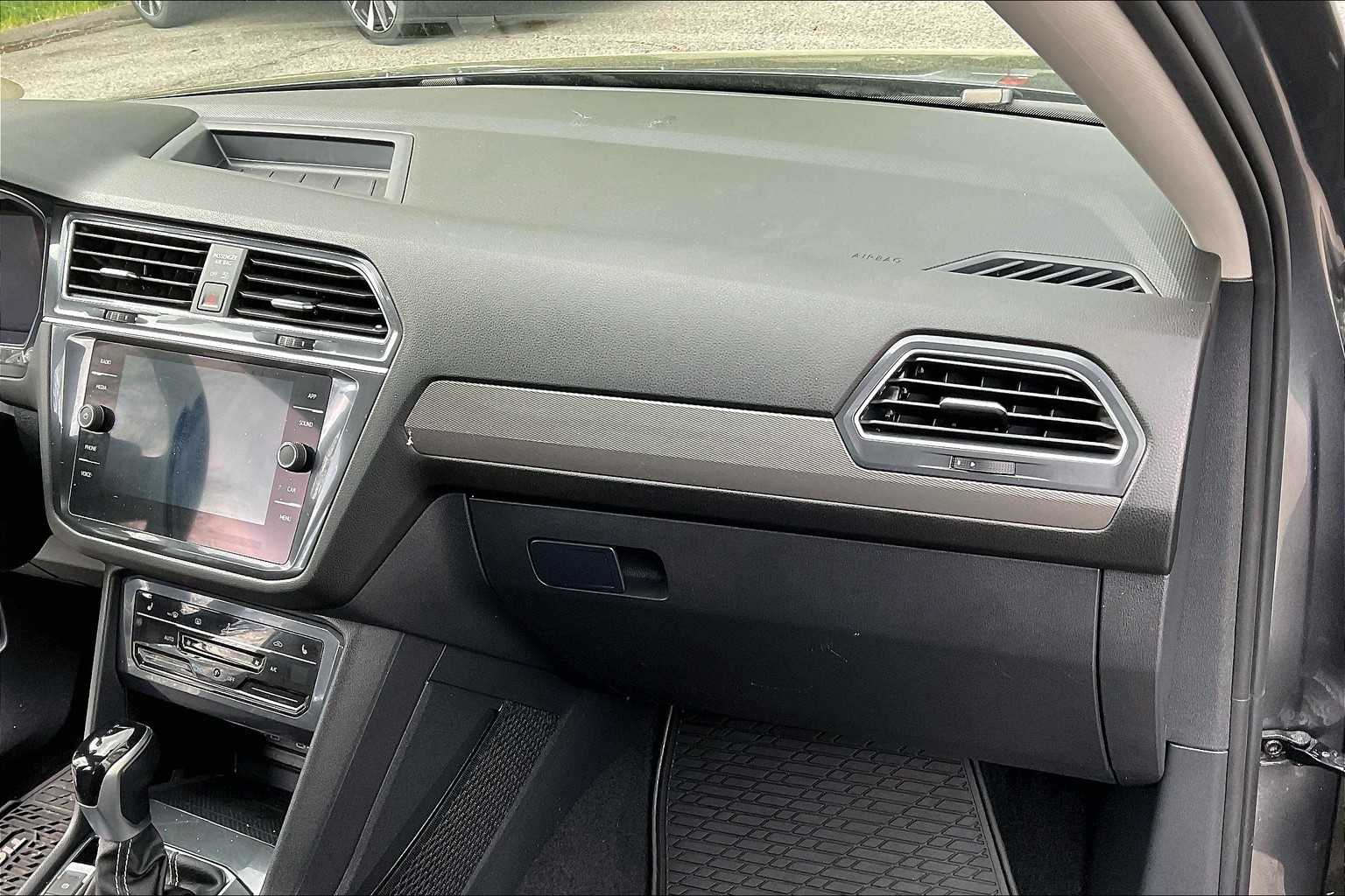 2022 Volkswagen Tiguan SE - Photo 13