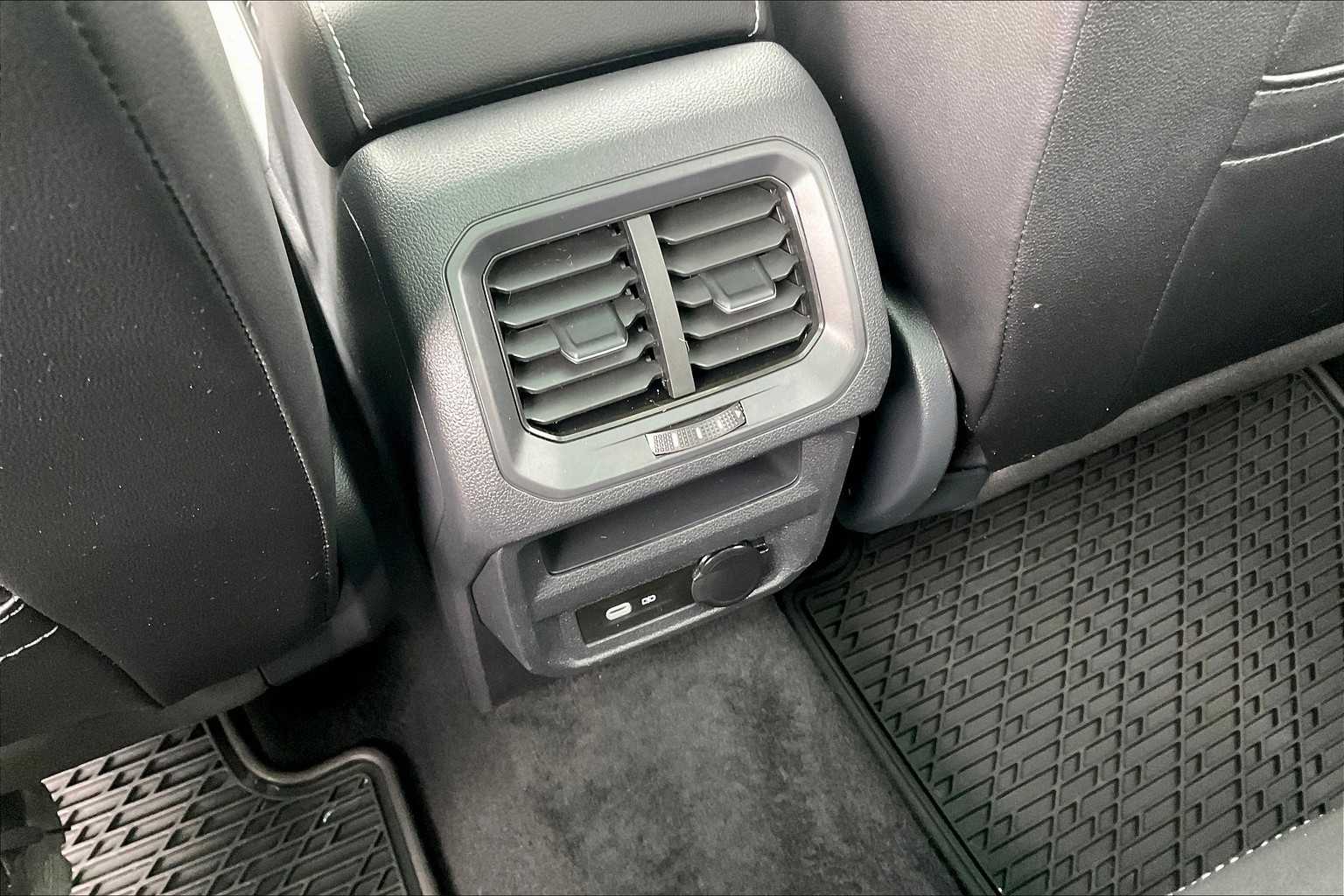 2022 Volkswagen Tiguan SE - Photo 27