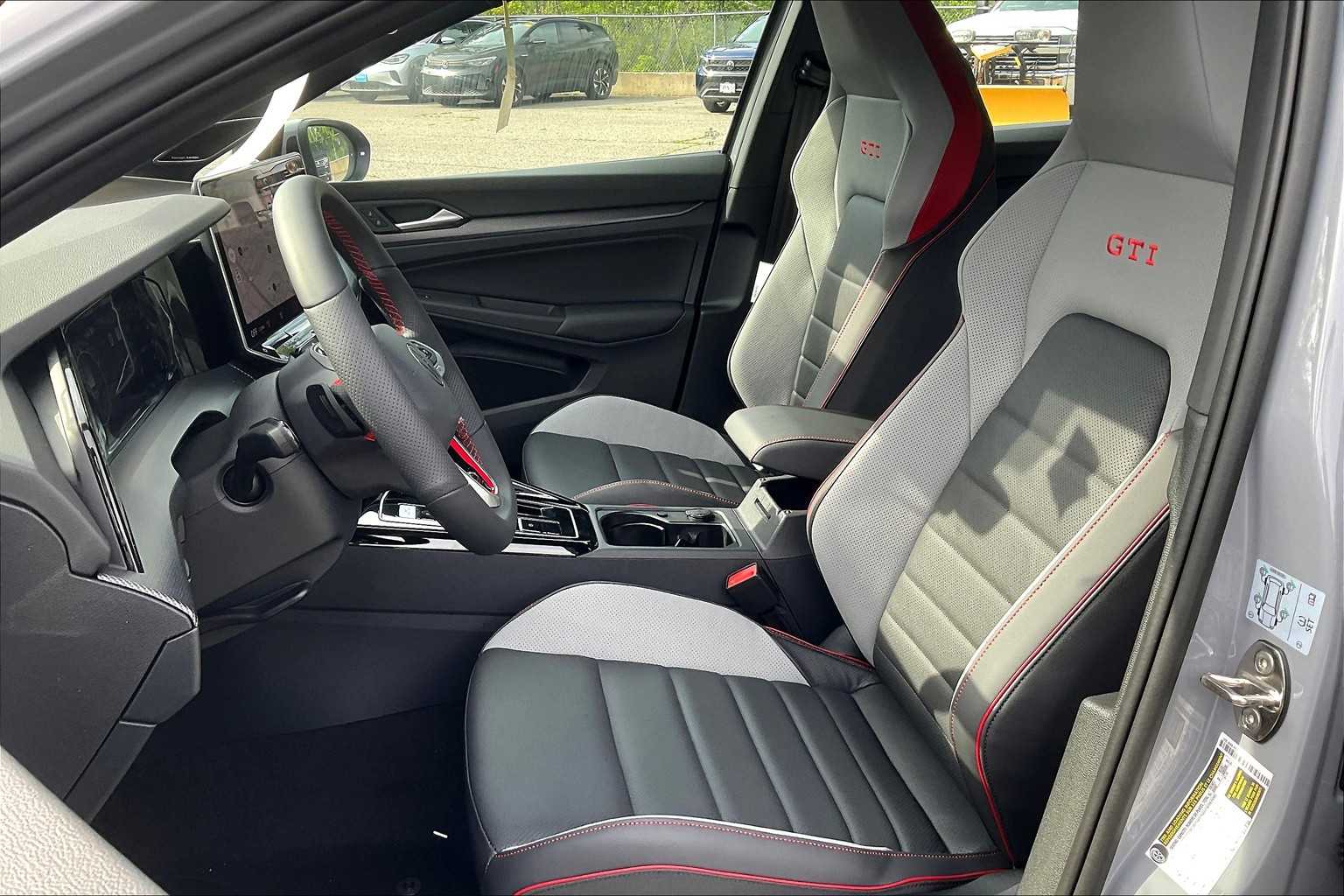 2025 Volkswagen Golf GTI SE - Photo 11