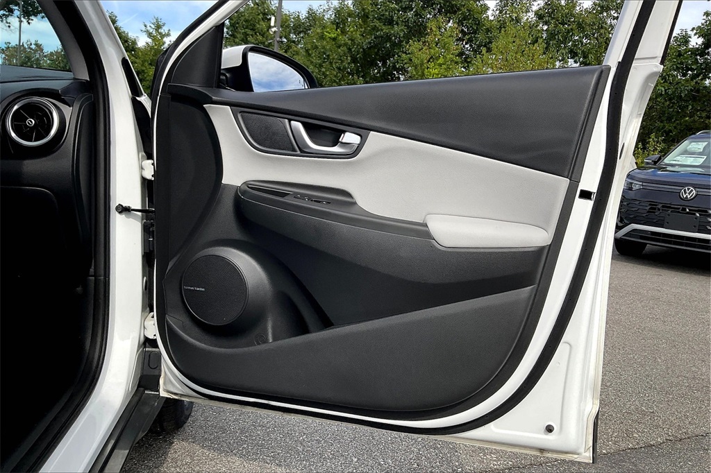 2022 Hyundai Kona Limited - Photo 11