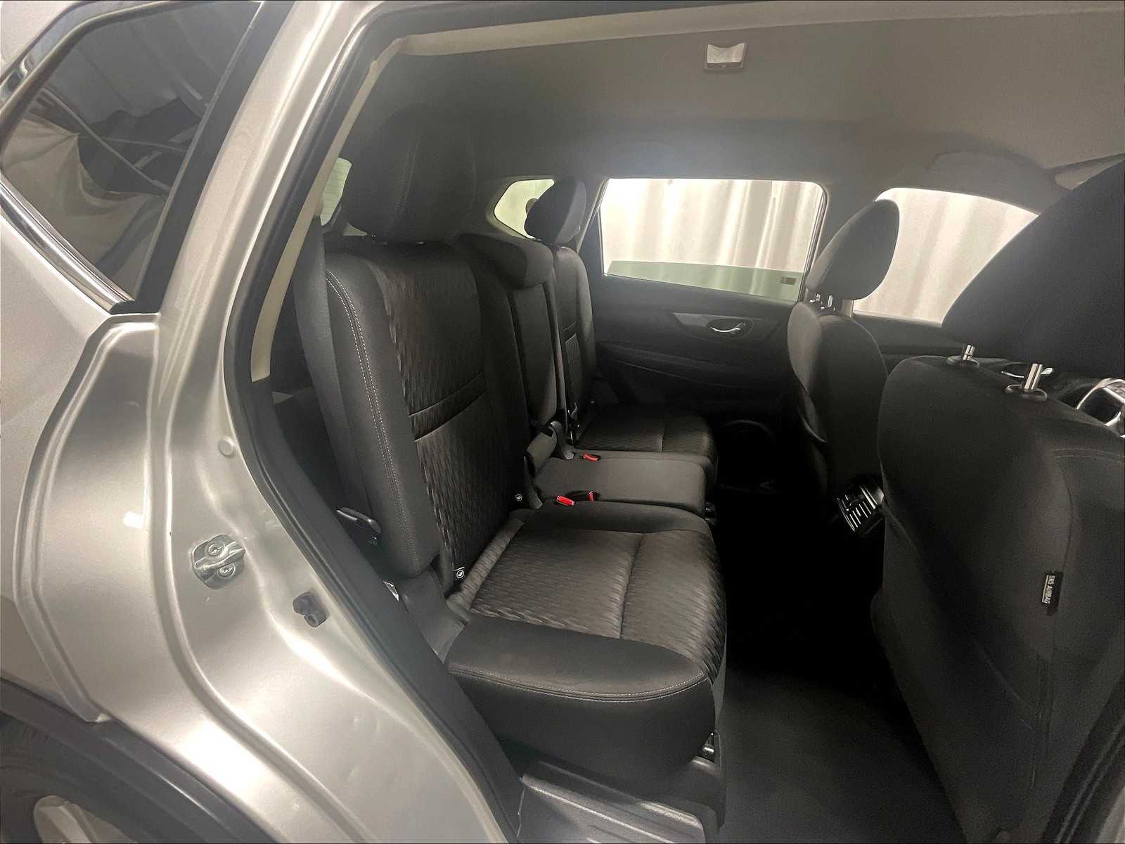 2018 Nissan Rogue SV - Photo 16