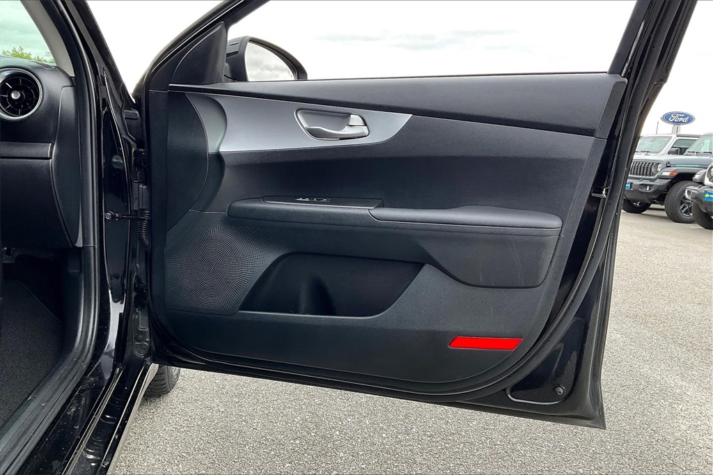 2022 Kia Forte LXS - Photo 11
