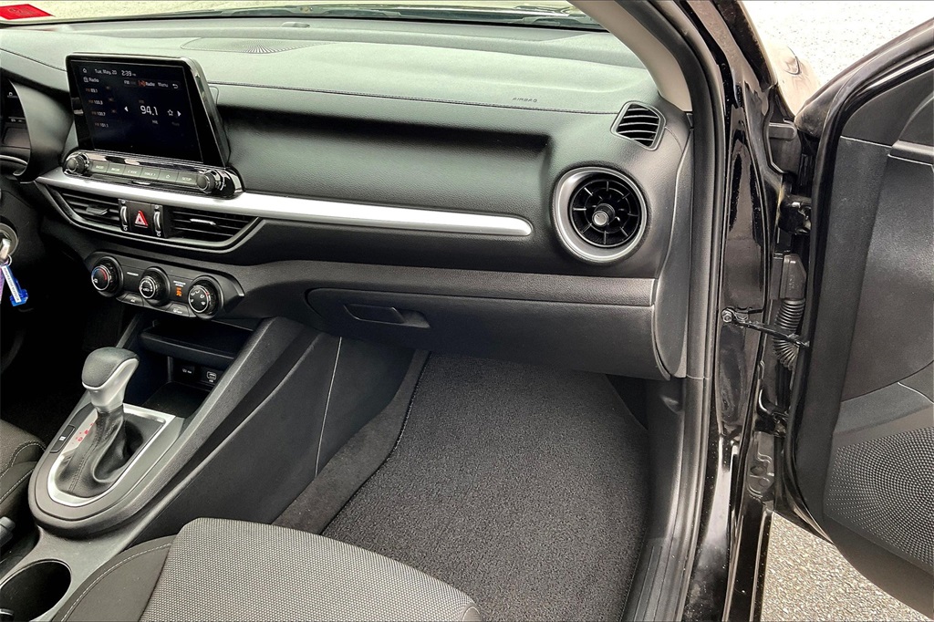 2022 Kia Forte LXS - Photo 12