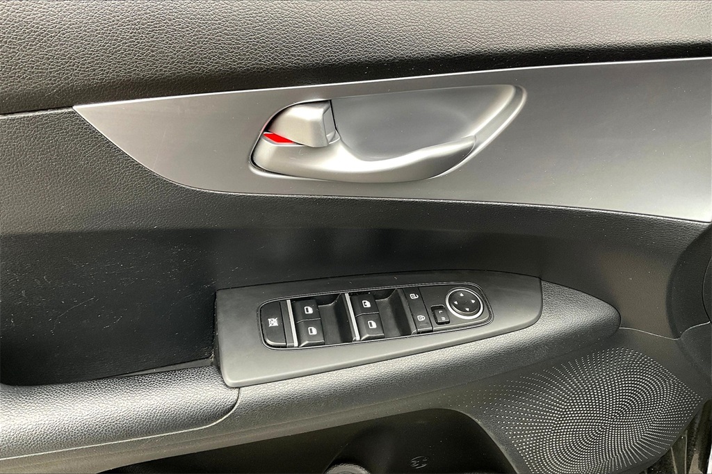 2022 Kia Forte LXS - Photo 34
