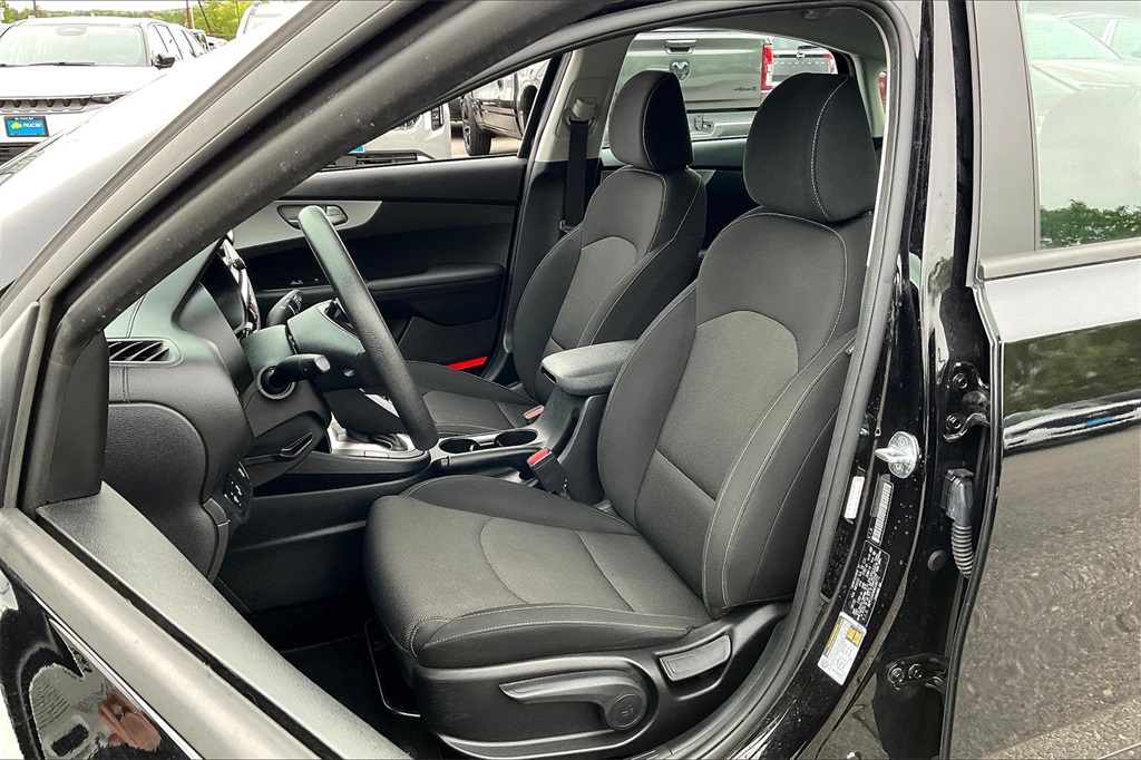 2022 Kia Forte LXS - Photo 9