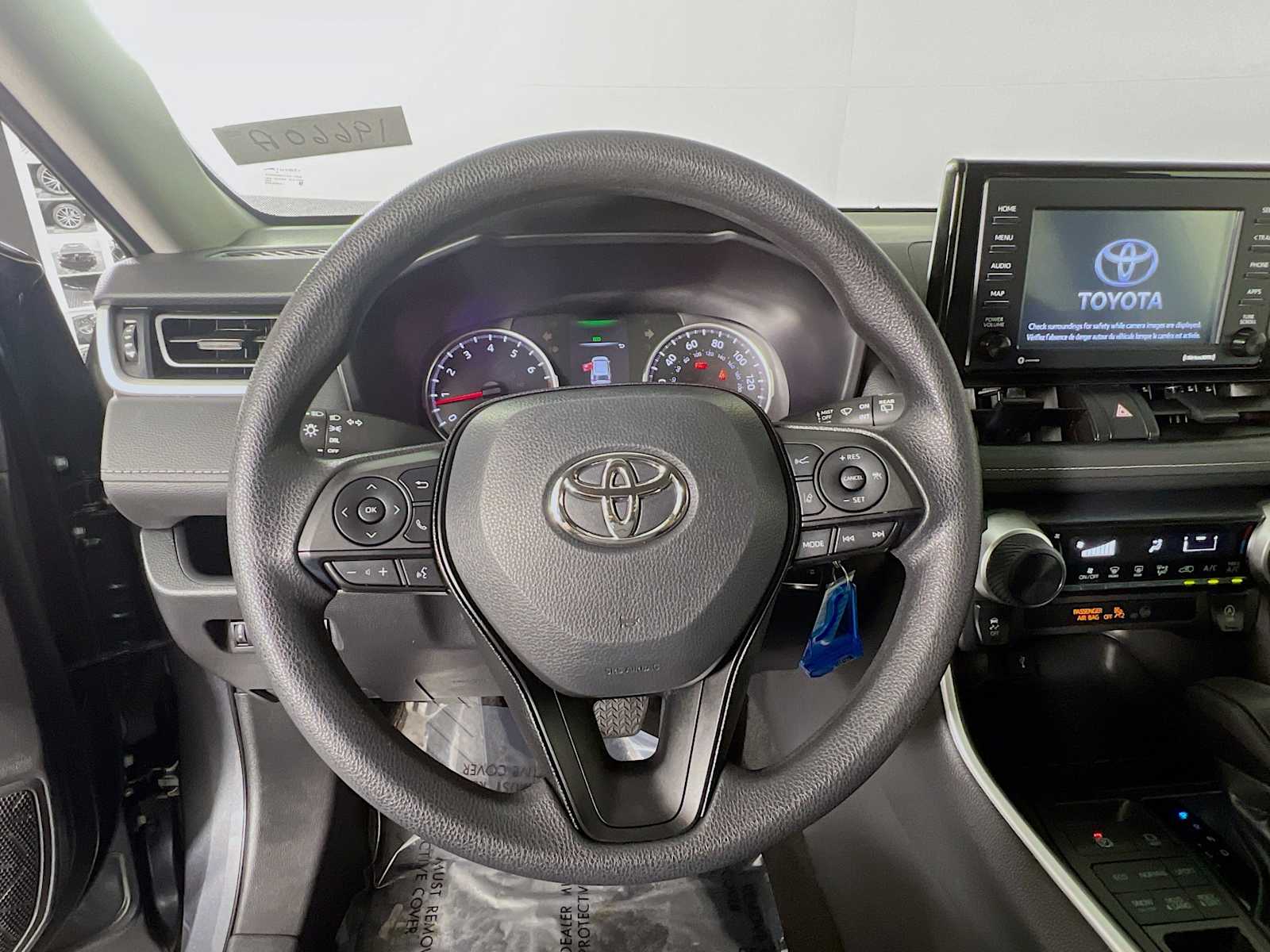 2022 Toyota RAV4 LE - Photo 11