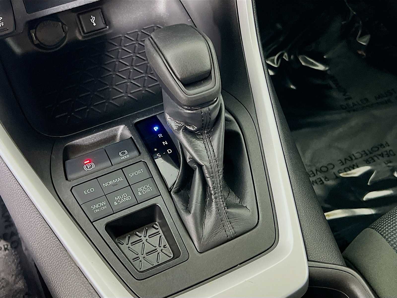 2022 Toyota RAV4 LE - Photo 16