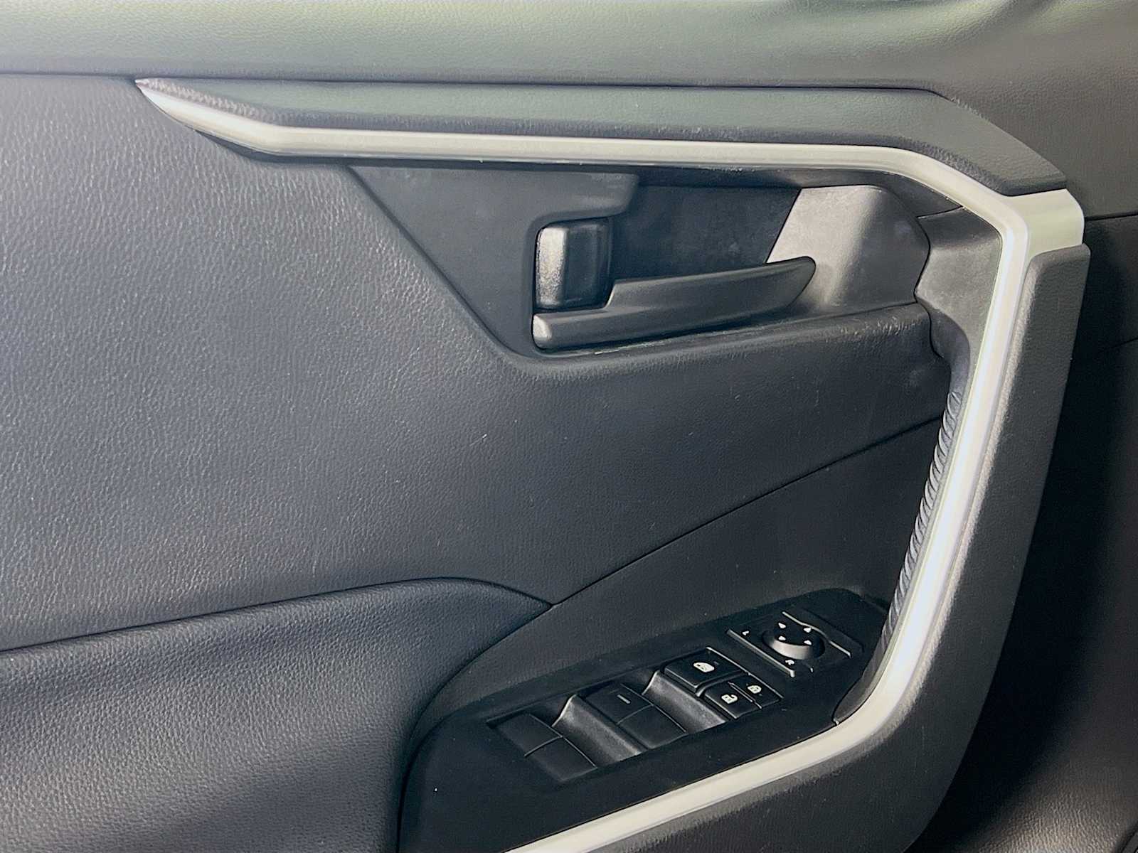 2022 Toyota RAV4 LE - Photo 17