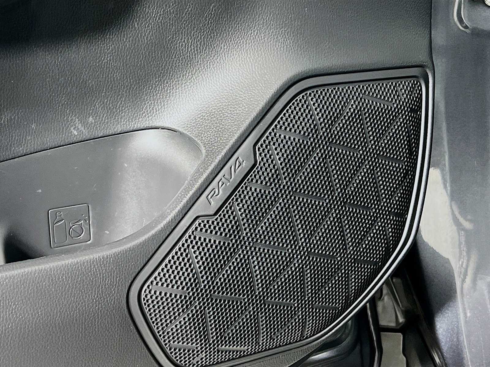 2022 Toyota RAV4 LE - Photo 18