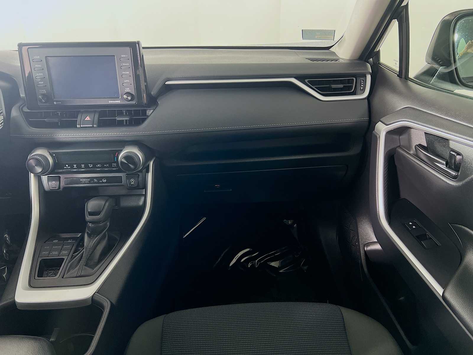 2022 Toyota RAV4 LE - Photo 22