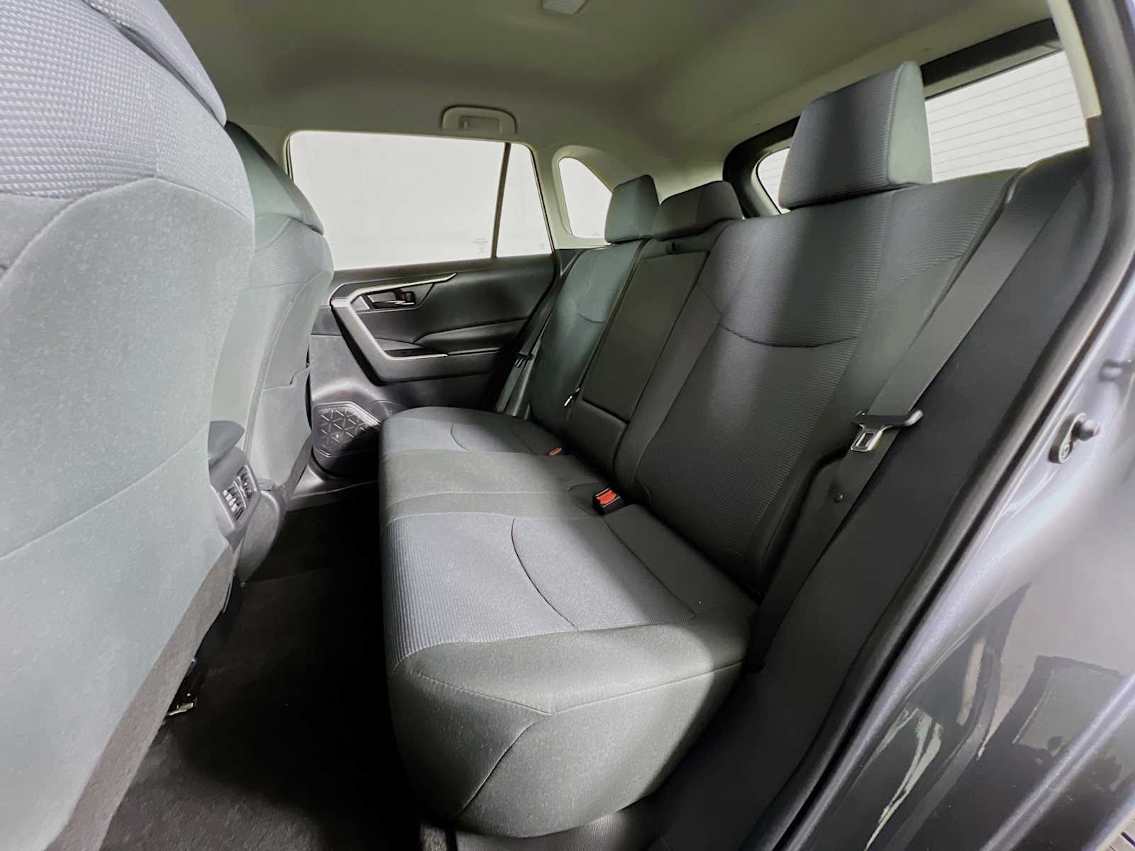 2022 Toyota RAV4 LE - Photo 23