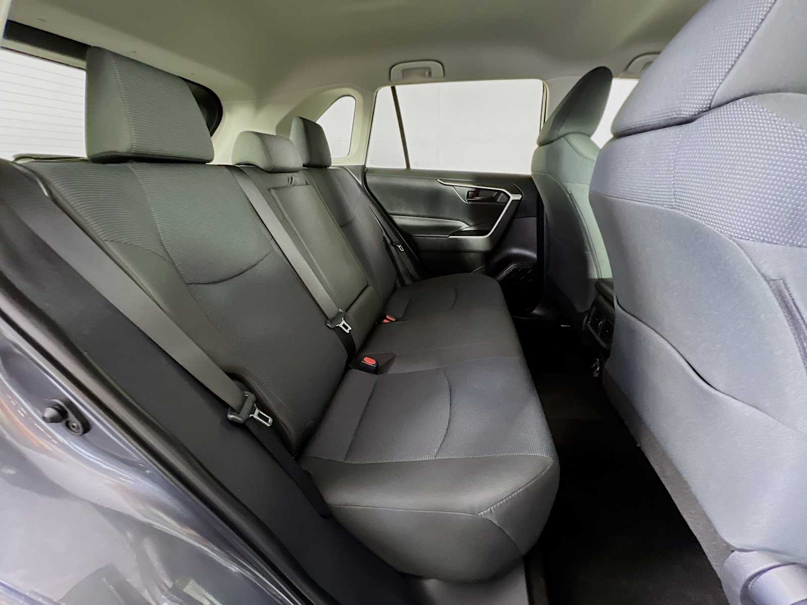 2022 Toyota RAV4 LE - Photo 26