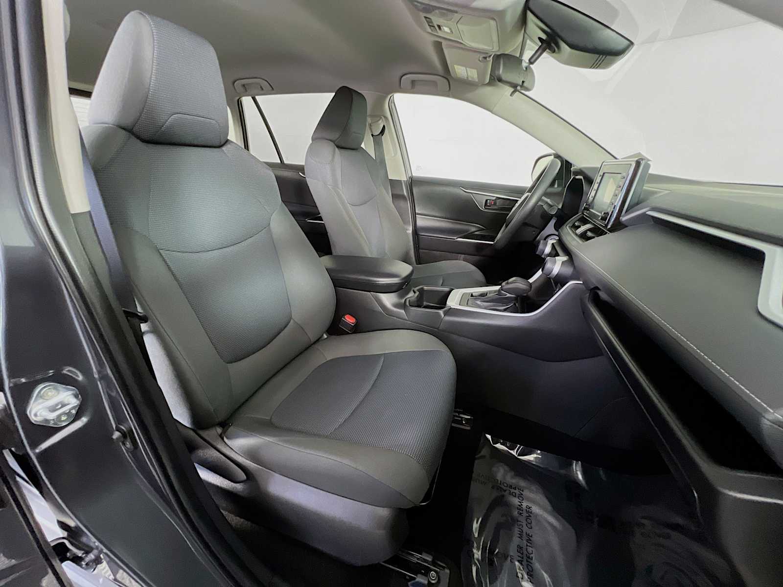 2022 Toyota RAV4 LE - Photo 27