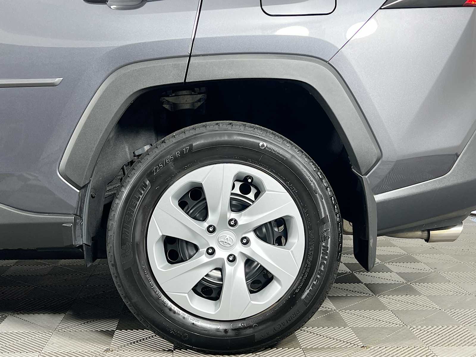 2022 Toyota RAV4 LE - Photo 30