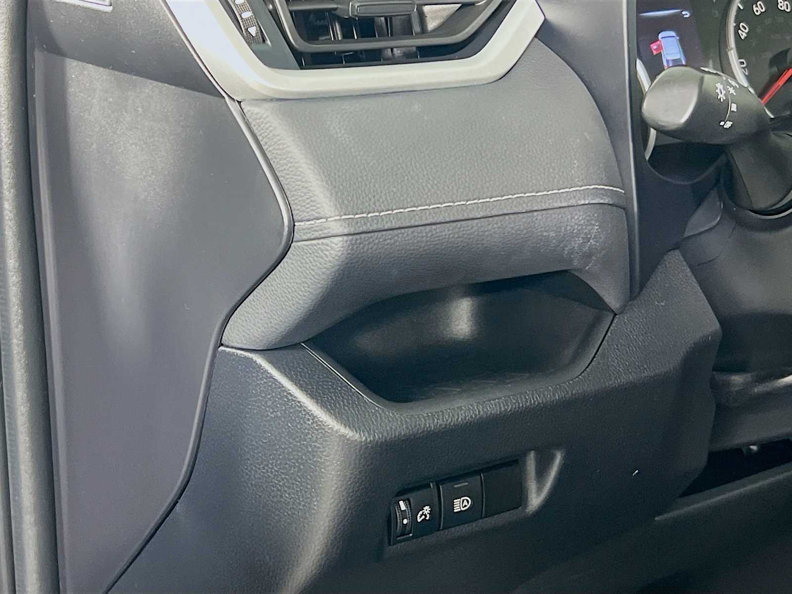 2022 Toyota RAV4 LE - Photo 10