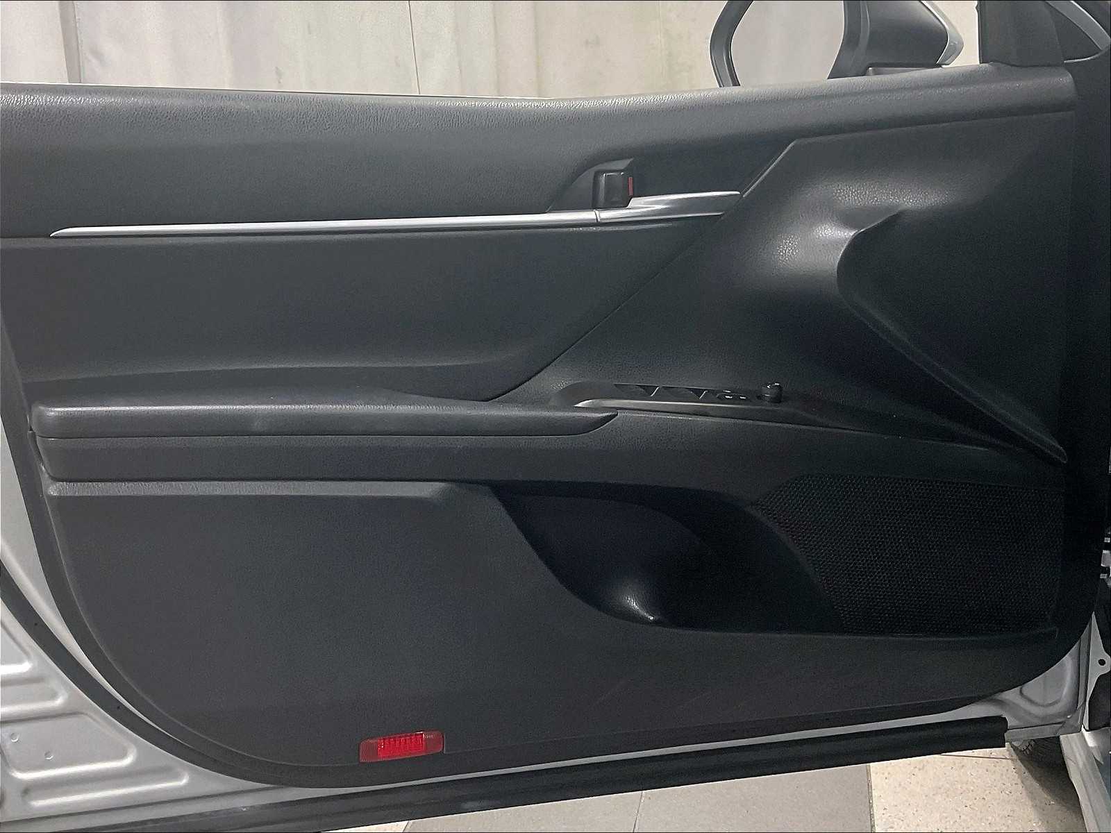 2023 Toyota Camry SE - Photo 9