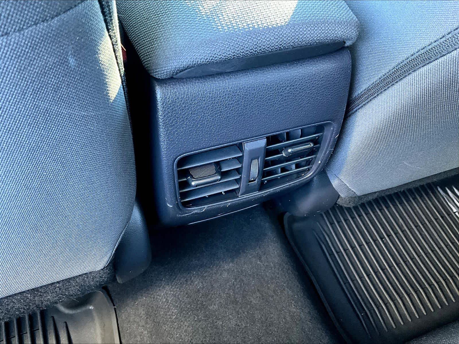 2022 Toyota Corolla Cross LE - Photo 28