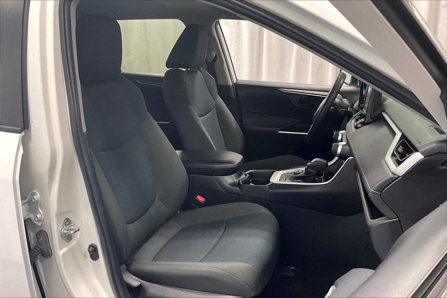 2021 Toyota RAV4 Hybrid LE - Photo 11