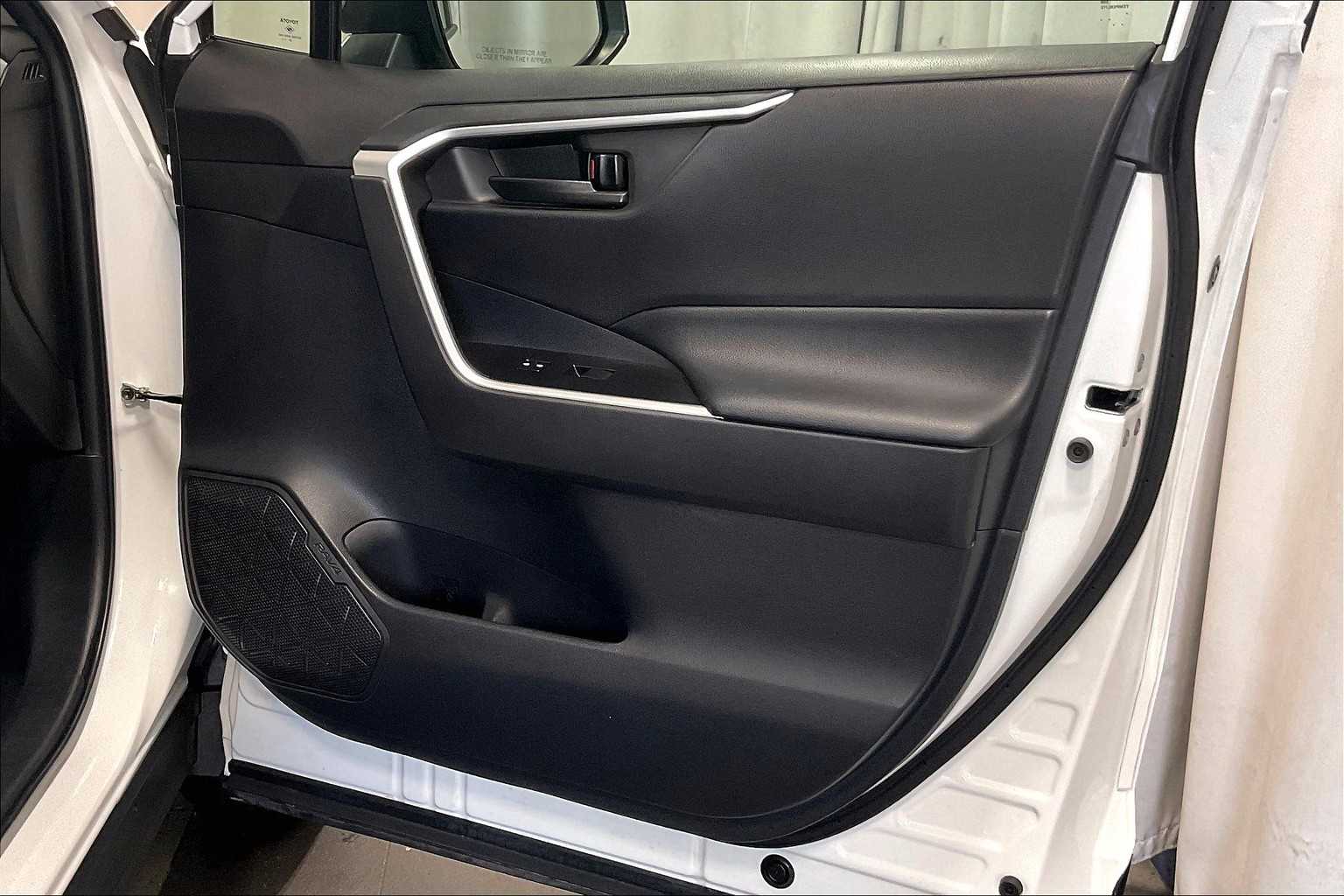 2021 Toyota RAV4 Hybrid LE - Photo 12
