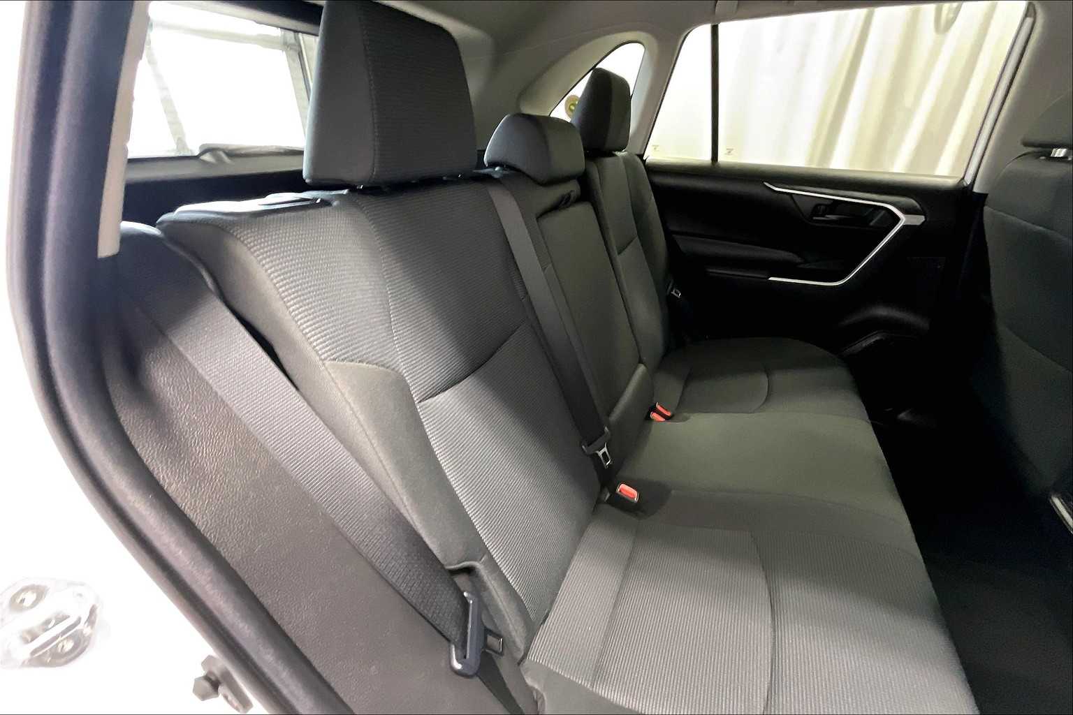 2021 Toyota RAV4 Hybrid LE - Photo 16