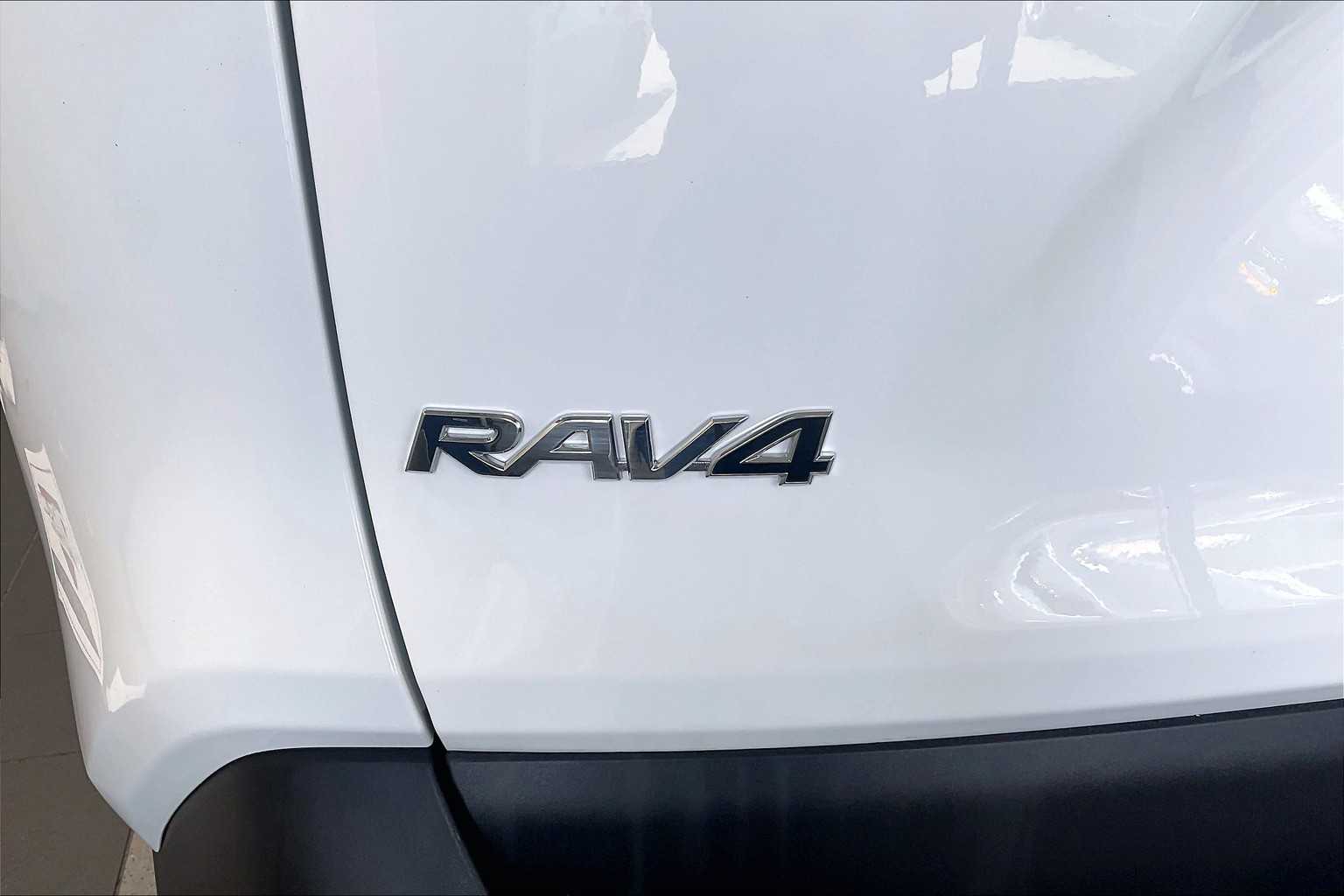 2021 Toyota RAV4 Hybrid LE - Photo 28