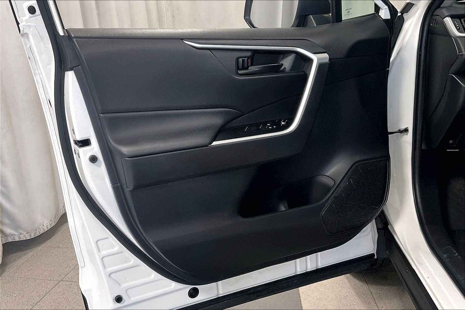 2021 Toyota RAV4 Hybrid LE - Photo 9