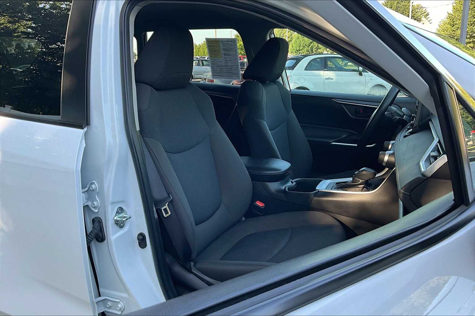 2022 Toyota RAV4 LE - Photo 11