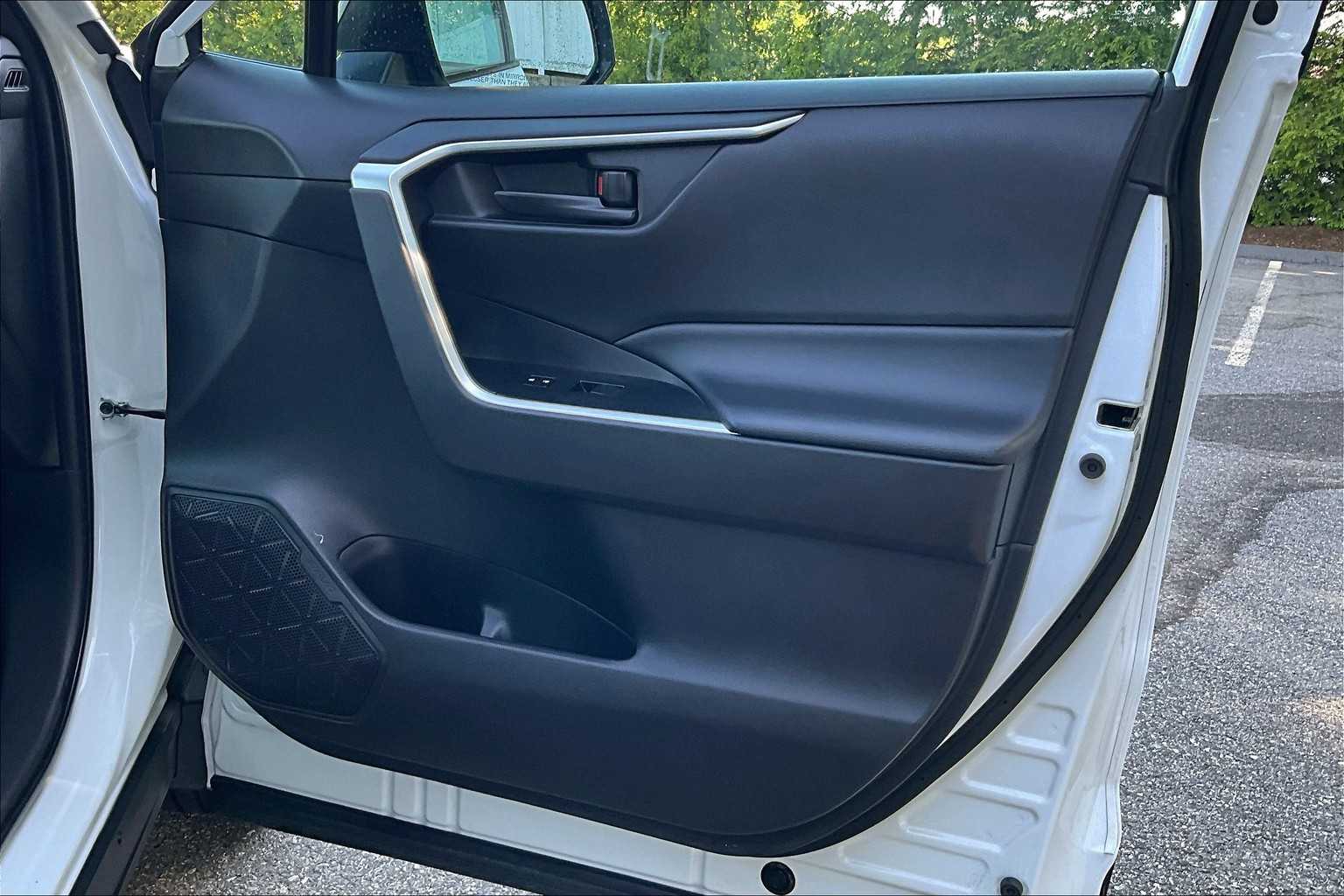 2022 Toyota RAV4 LE - Photo 12