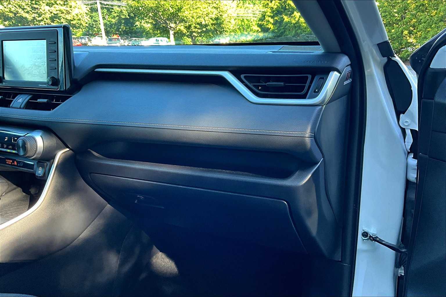 2022 Toyota RAV4 LE - Photo 13