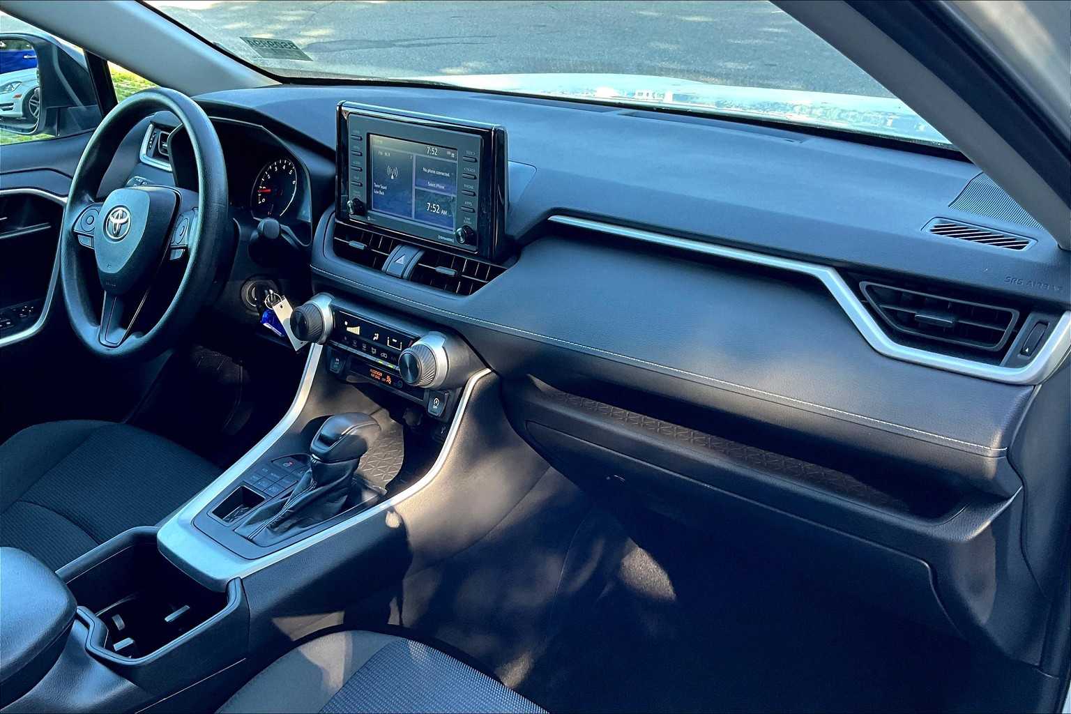 2022 Toyota RAV4 LE - Photo 14