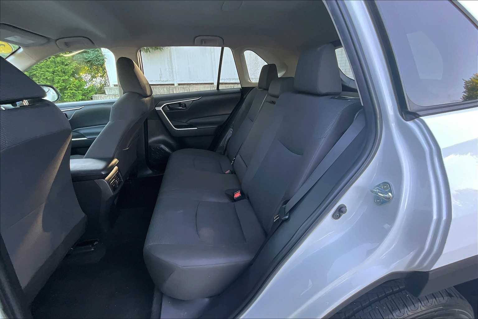 2022 Toyota RAV4 LE - Photo 15