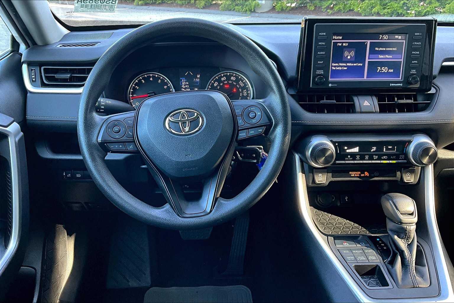 2022 Toyota RAV4 LE - Photo 17