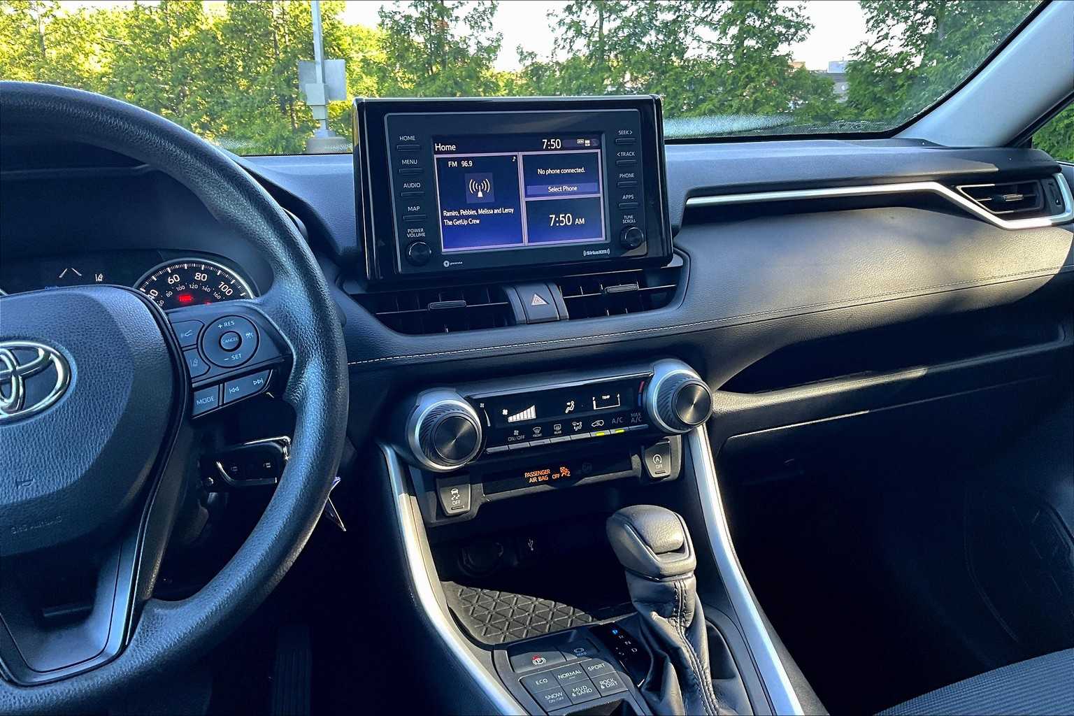 2022 Toyota RAV4 LE - Photo 18