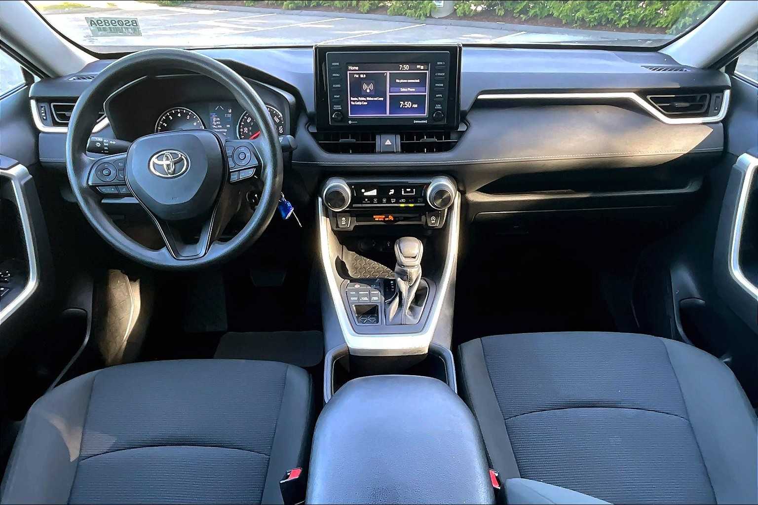 2022 Toyota RAV4 LE - Photo 21
