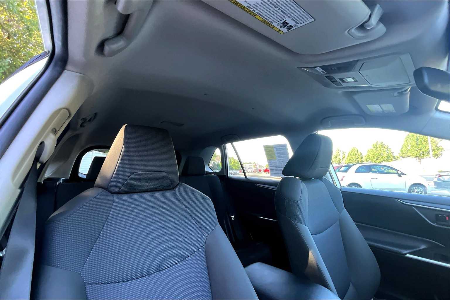 2022 Toyota RAV4 LE - Photo 22
