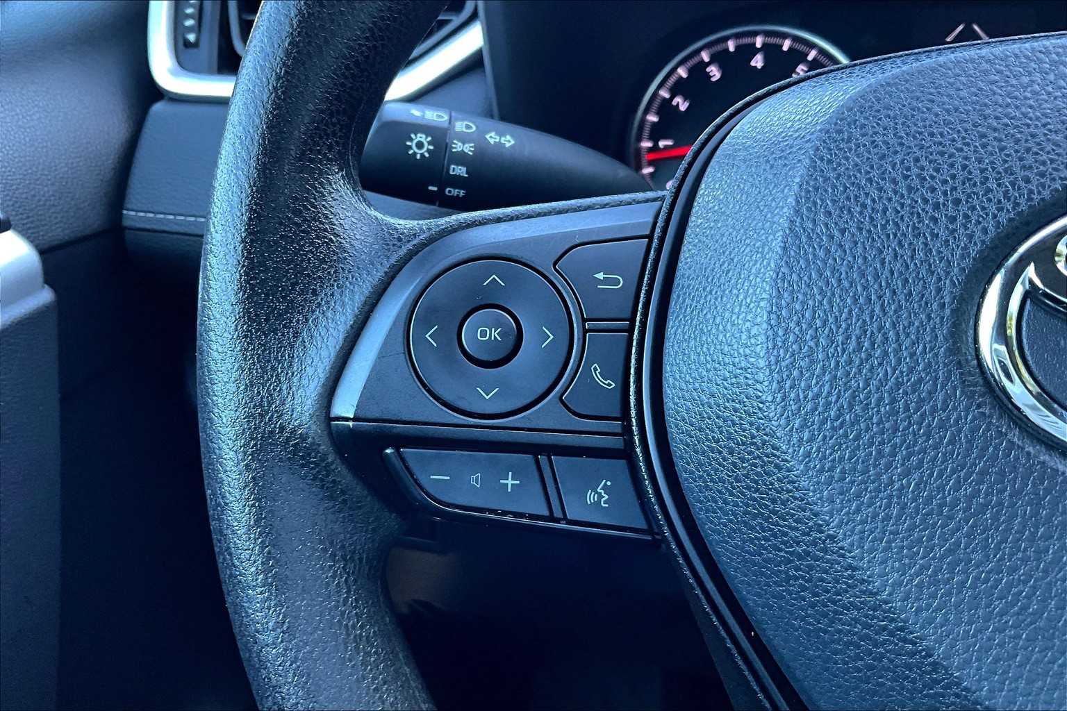 2022 Toyota RAV4 LE - Photo 23