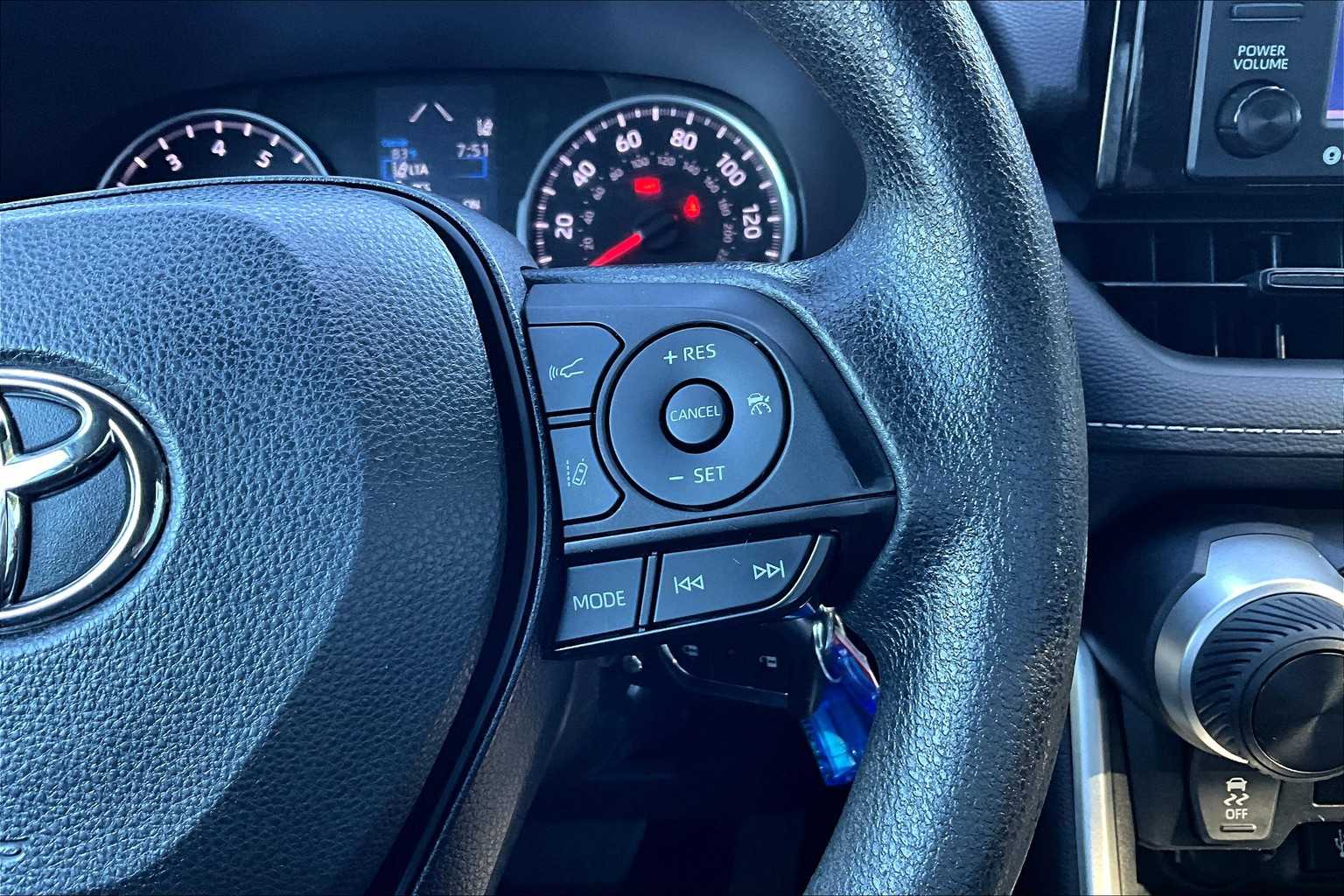 2022 Toyota RAV4 LE - Photo 24