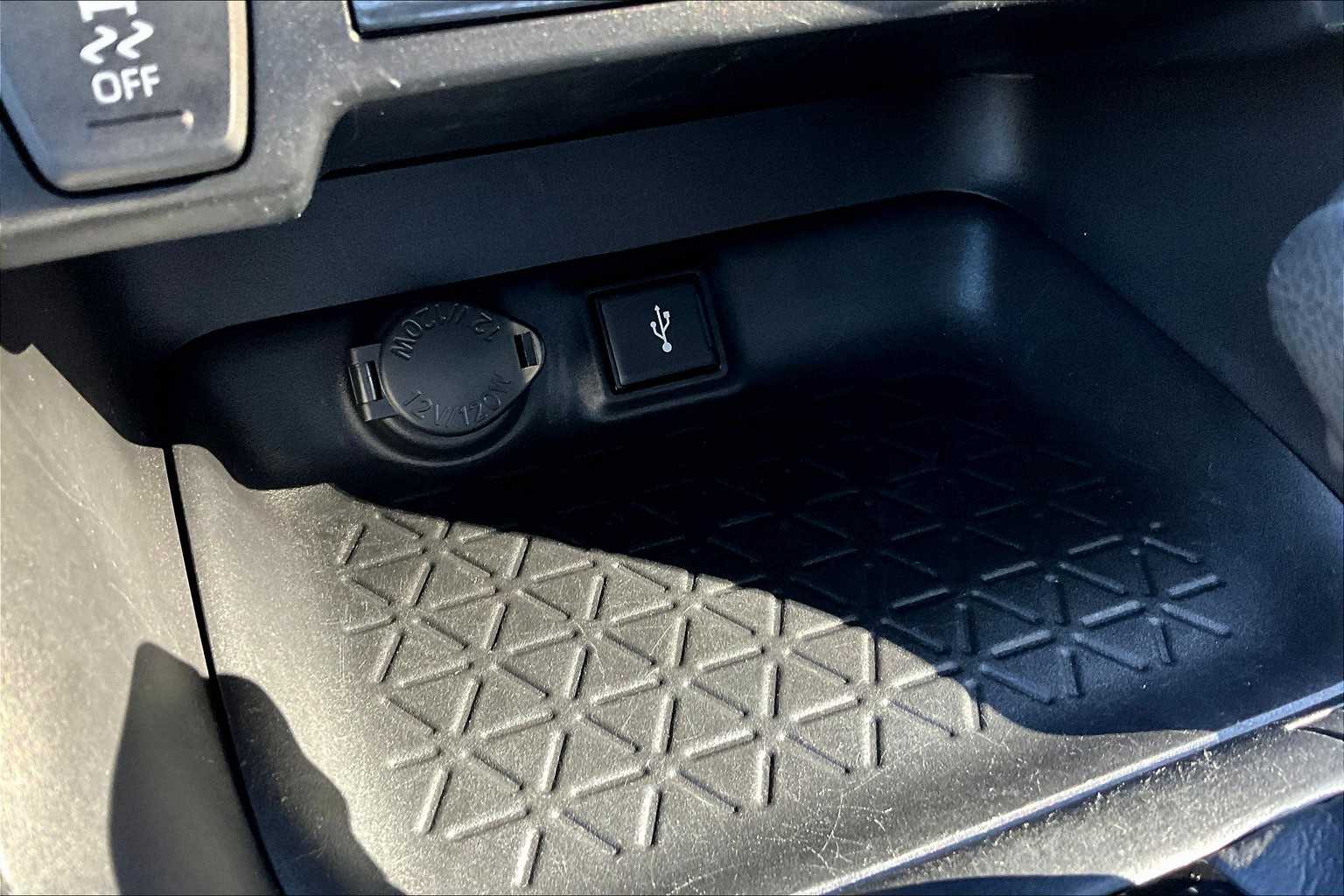 2022 Toyota RAV4 LE - Photo 27