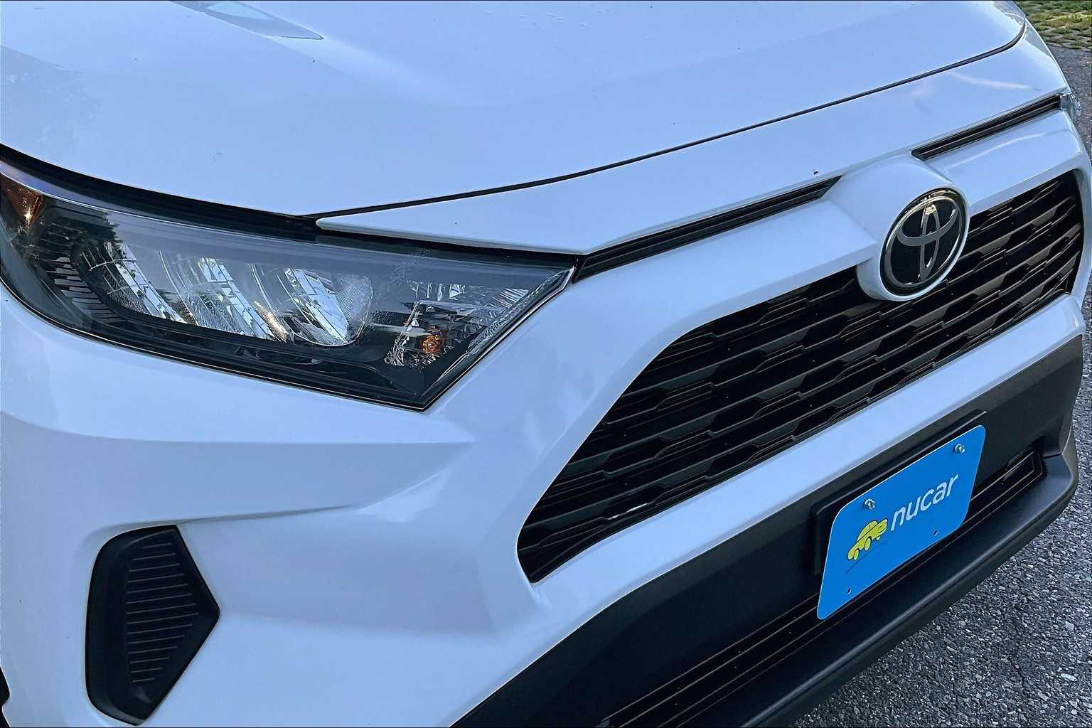 2022 Toyota RAV4 LE - Photo 32