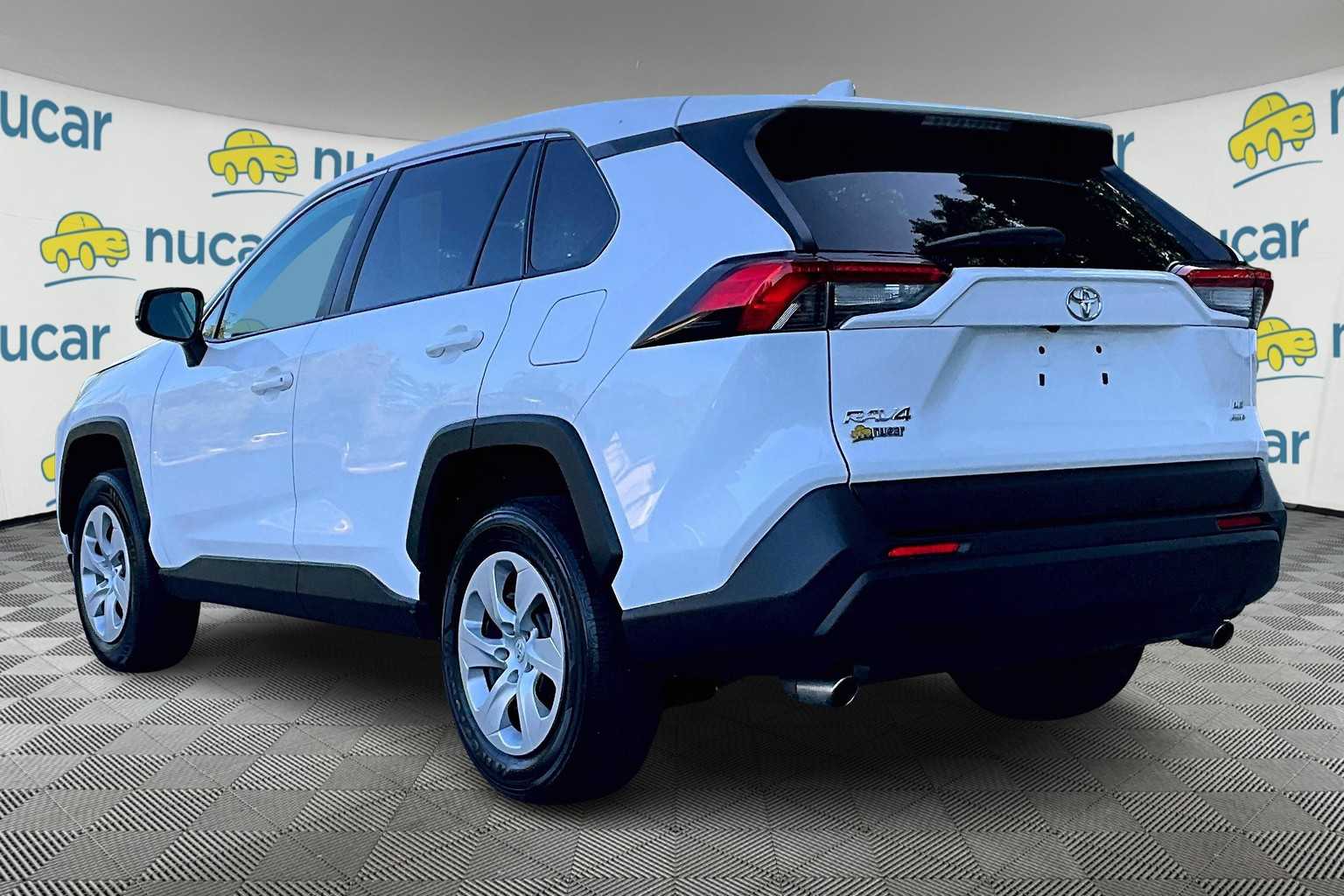 2022 Toyota RAV4 LE - Photo 4