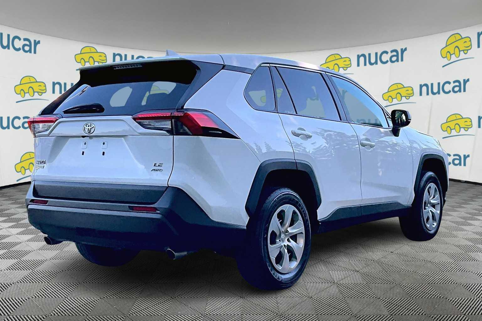 2022 Toyota RAV4 LE - Photo 6
