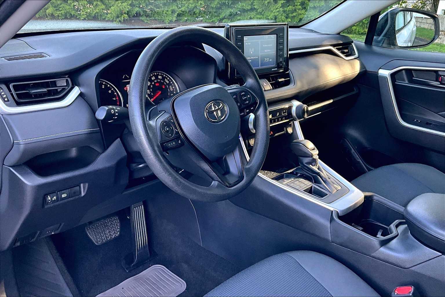 2022 Toyota RAV4 LE - Photo 8