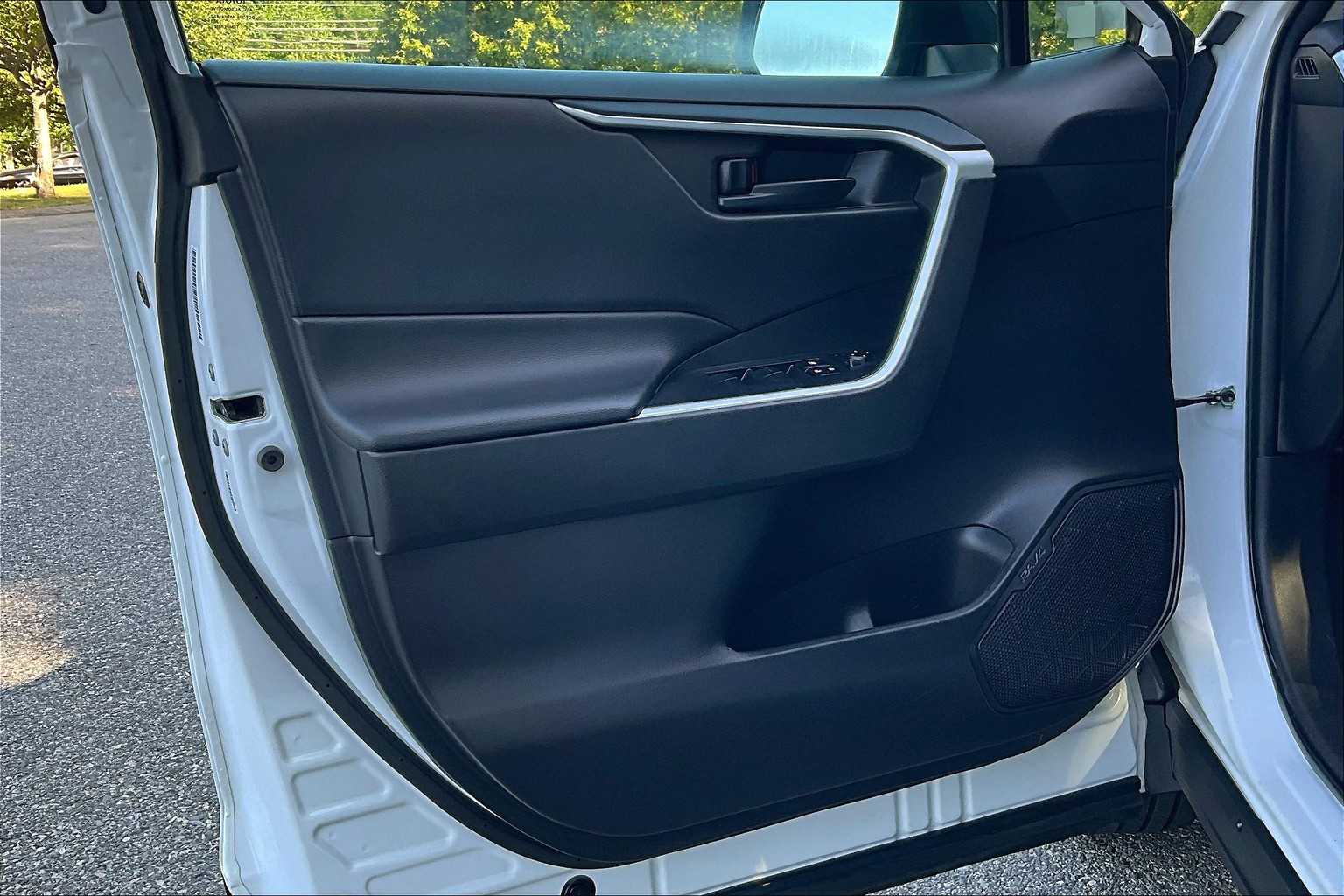 2022 Toyota RAV4 LE - Photo 9