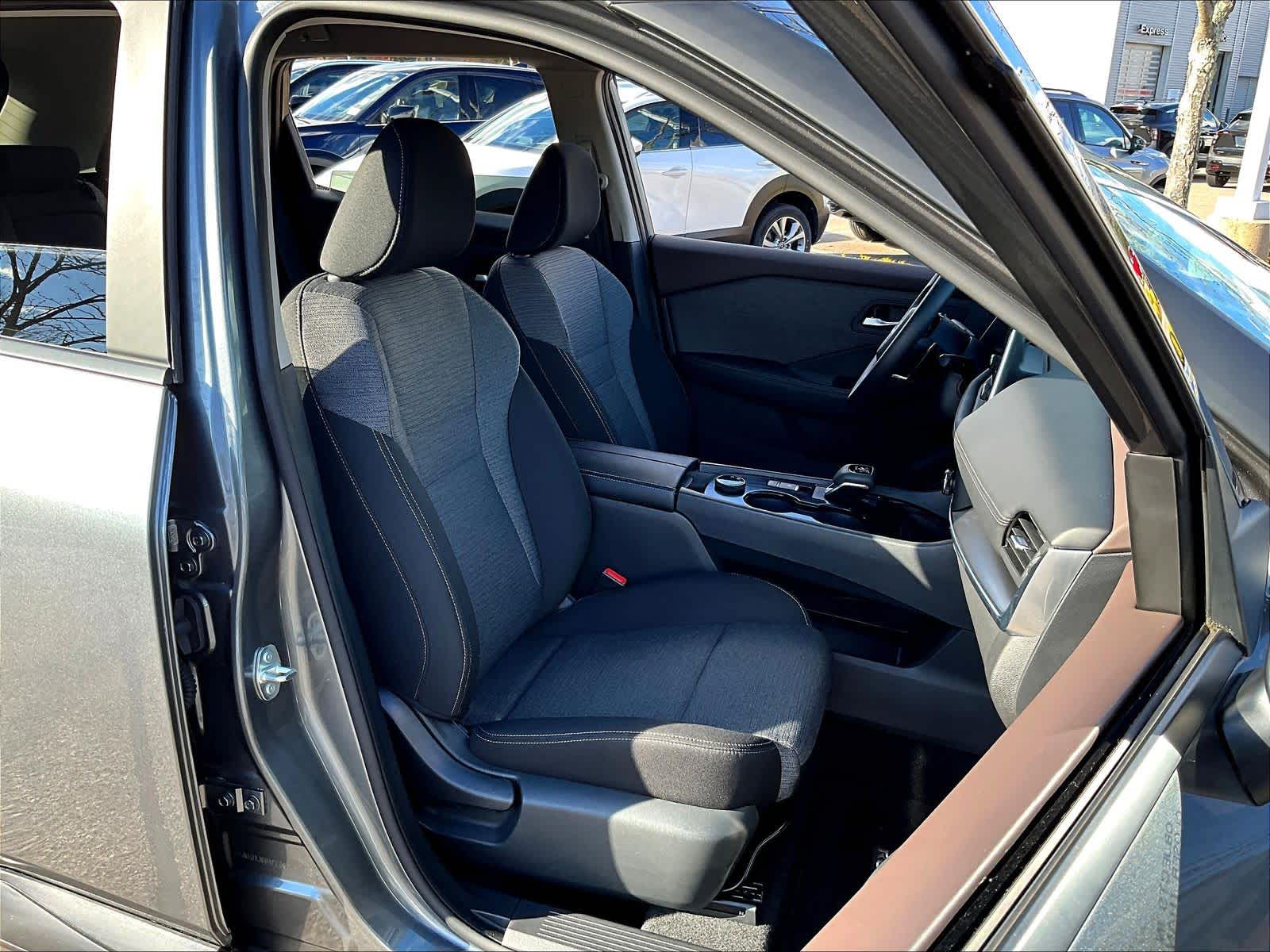 2023 Nissan Rogue SV - Photo 11