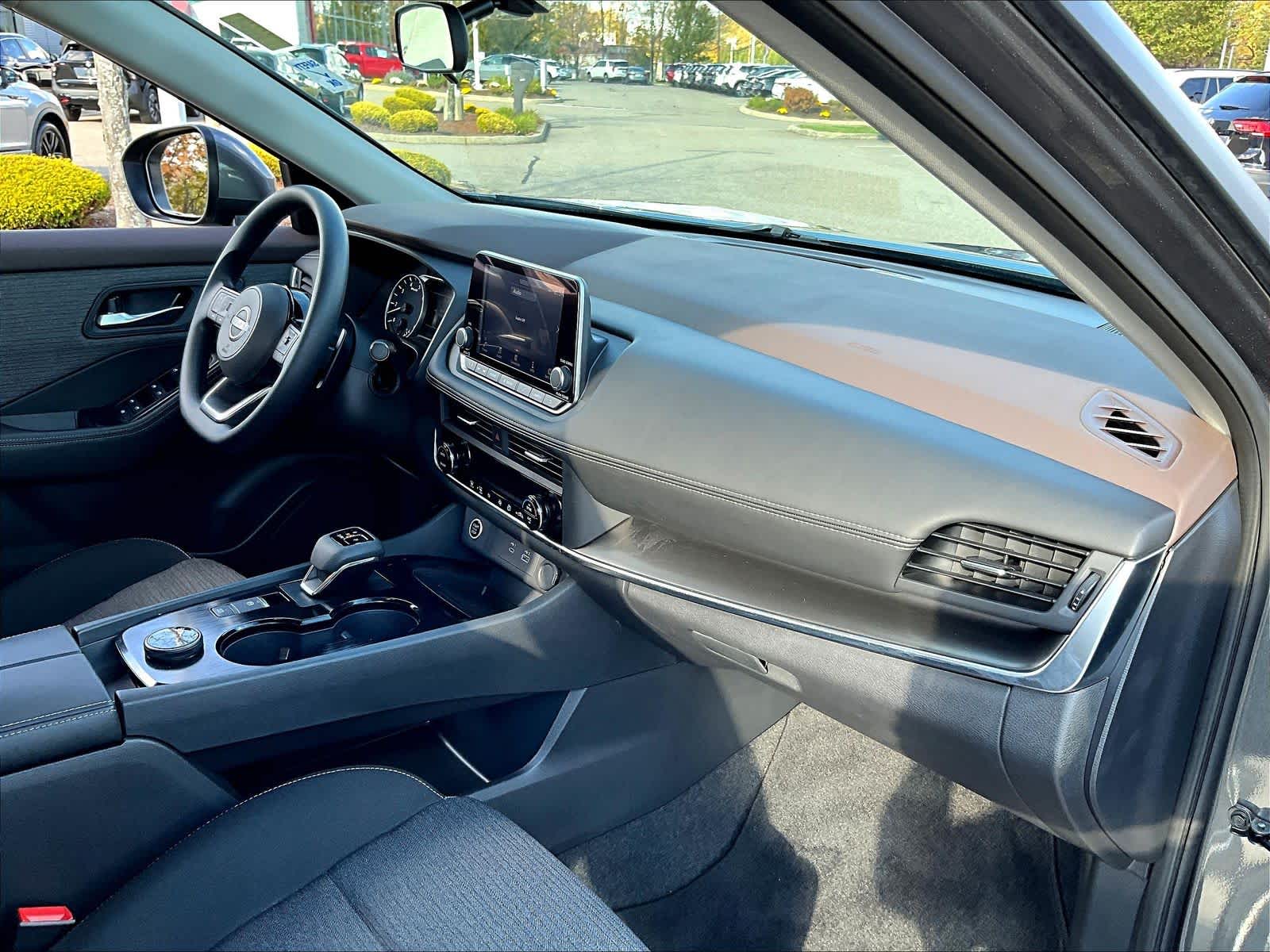2023 Nissan Rogue SV - Photo 14